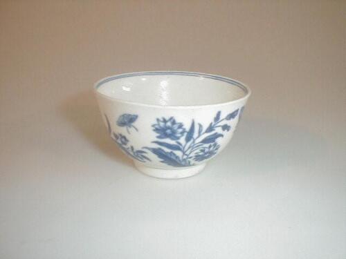 An 18thC Worcester tea bowl