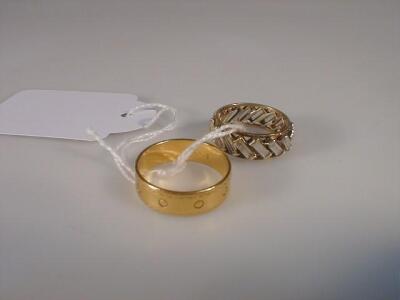 A 22ct. gold wedding band