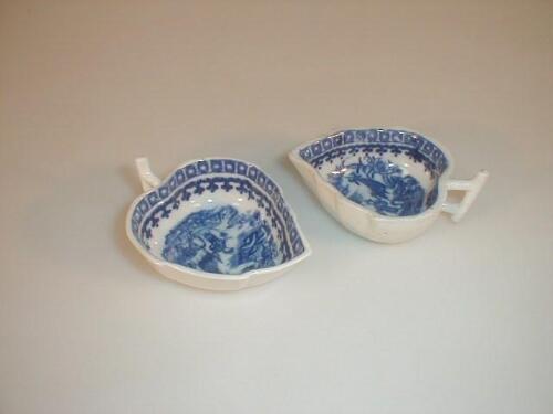 Two Caughley blue and white leaf moulded pickle dishes or asparagus butter