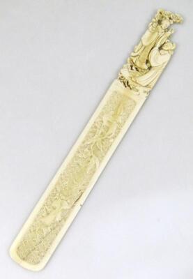 A Japanese late Meiji period ivory page turner