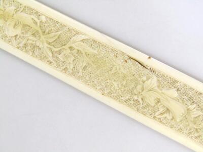 A Japanese late Meiji period ivory page turner - 3