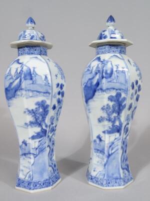 A pair of blue and white porcelain vases - 2