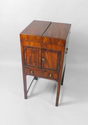 A George III mahogany wash stand - 2