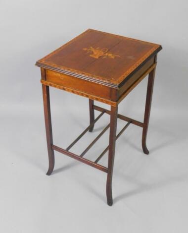 An Edwardian mahogany occasional table