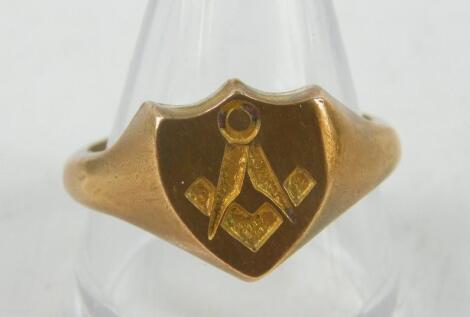 A gentleman's shield shaped Masonic signet ring