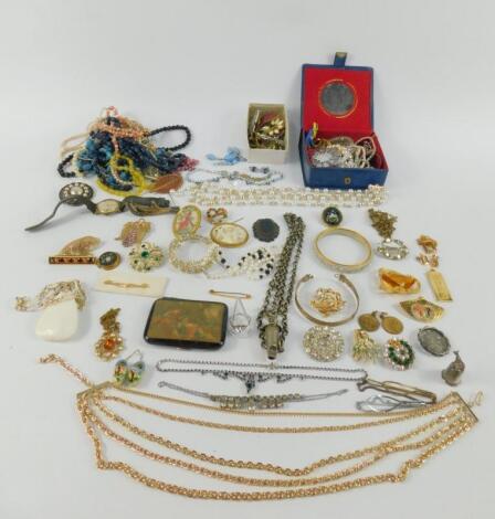 Silver and costume jewellery including brooches