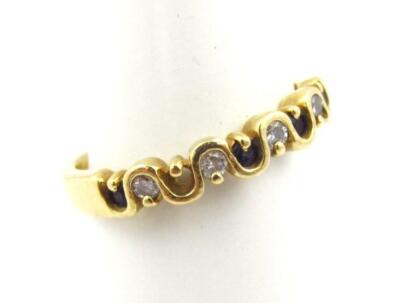 An 18ct gold band - 3