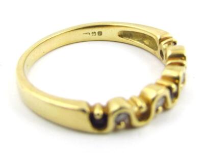 An 18ct gold band - 5