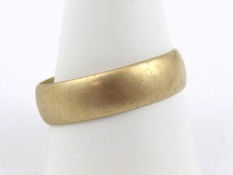 A 9ct gold wedding band