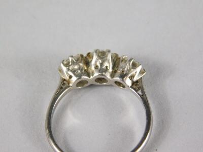 A three stone diamond ring - 2