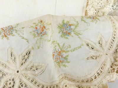 Various items of linen and lace - 2