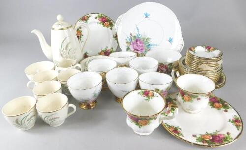 A quantity of Royal Albert Old Country Roses porcelain