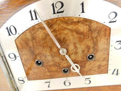 An Art Deco style oak mantel clock - 2