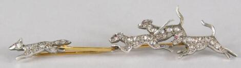 A hunting interest bar brooch