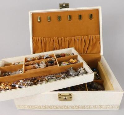 A cream jewellery box and contents