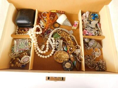 A cream jewellery box and contents - 3