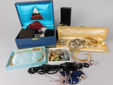 A quantity of costume jewellery