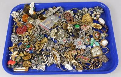 A quantity of costume jewellery brooches