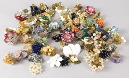 A quantity of costume jewellery