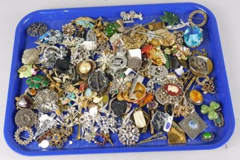 A quantity of brooches