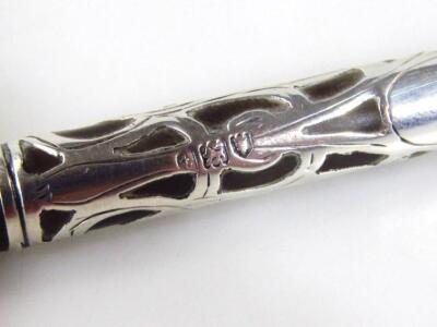 A George V silver filigree pen - 3