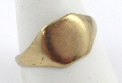 A 9ct gold signet ring