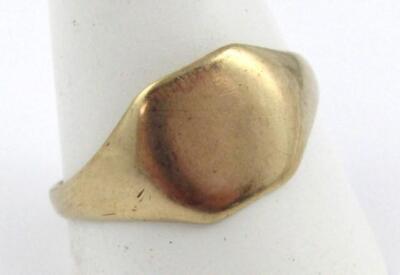 A 9ct gold signet ring