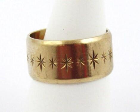 A 9ct gold band