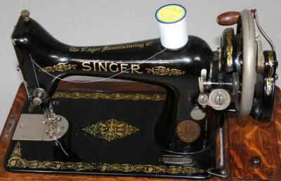 An early 20thC oak cased Singer sewing machine - 2