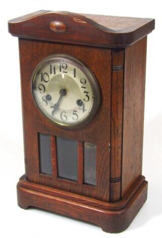 An early 20thC oak mantel clock