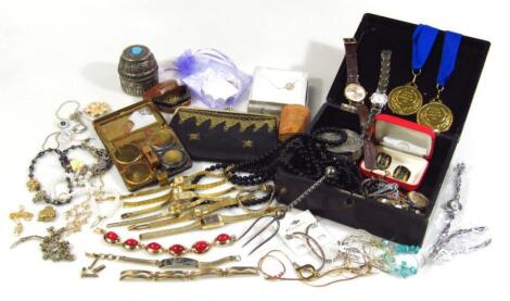 Various modern costume jewellery