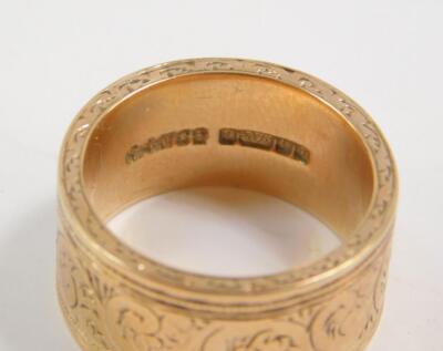 A 9ct gold wedding band - 2