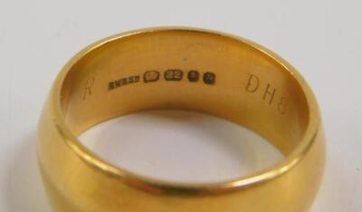 A 22ct gold wedding band - 2