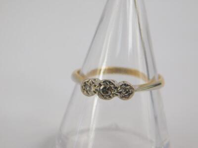 A diamond three stone ring - 4