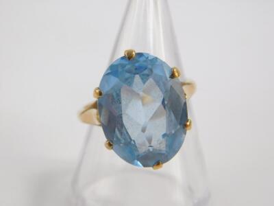 A 9ct gold and aquamarine single stone ring