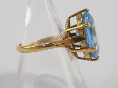 A 9ct gold and aquamarine single stone ring - 3