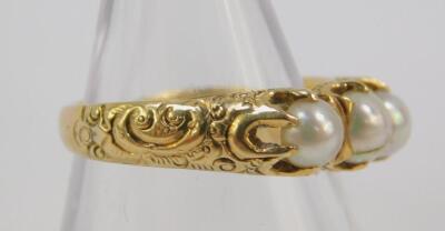 An Edwardian pearl three stone ring - 2