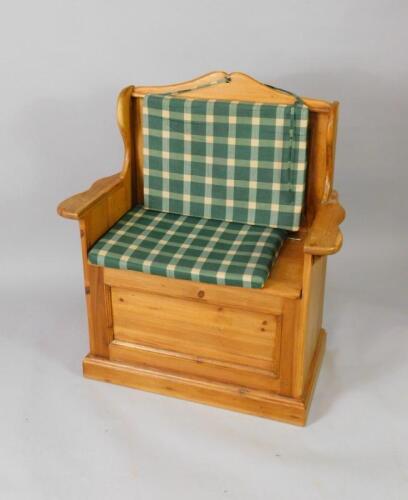 A pine Ottoman seat