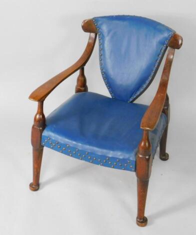 An oak early 20thC shield back carver chair