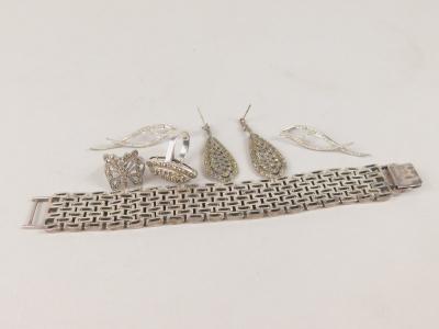 A quantity of silver and other costume jewellery