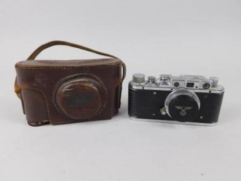 A mid to early 20thC Leica style camera