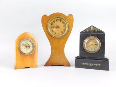 An Edwardian mahogany cased mantel clock