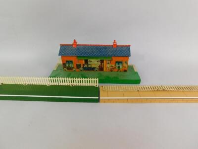 Hornby tin plate accessories - 2