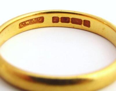 A 22ct gold wedding band - 2