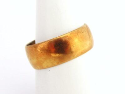 A 22ct gold wedding band