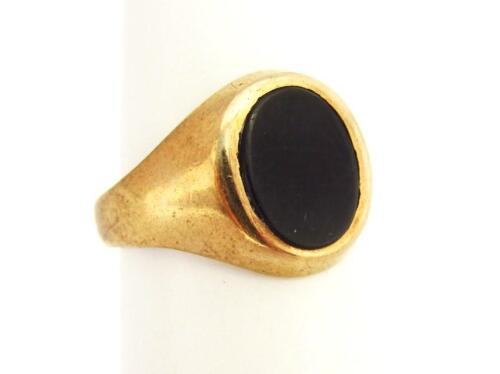 A 9ct gold signet ring