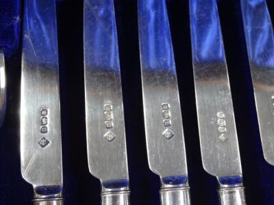 An Edwardian silver entrée knife and fork set - 2