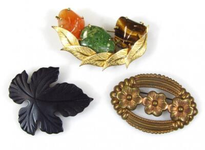 An assortment of various costume jewellery - 3