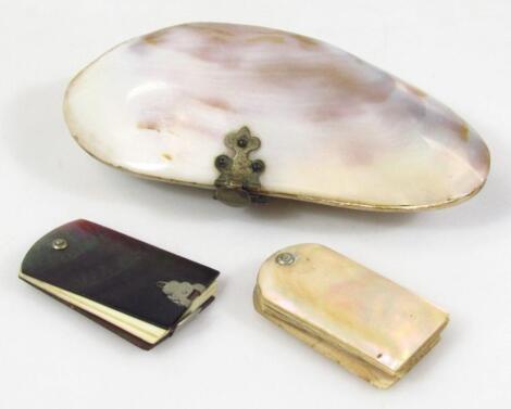 A very early 20thC mother of pearl nacre style shell purse