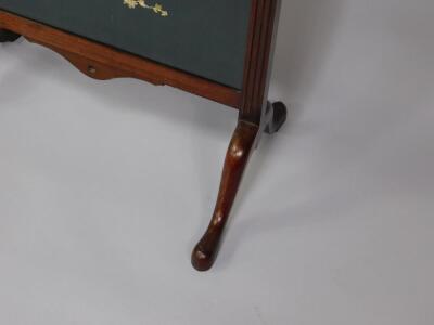 An Edwardian mahogany fire screen - 2